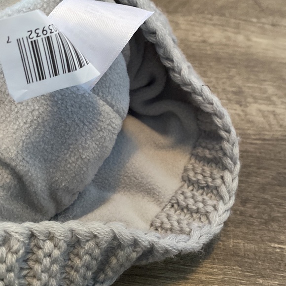 Gray beanie with puff ball one size - Picture 3 of 4